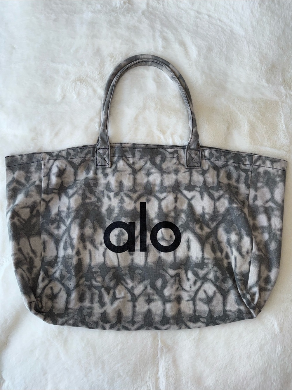Alo Yoga Tie-Dye Tote Bag – NWOT Iconic Gray/White Shopper 🩶 - Picture 10 of 10